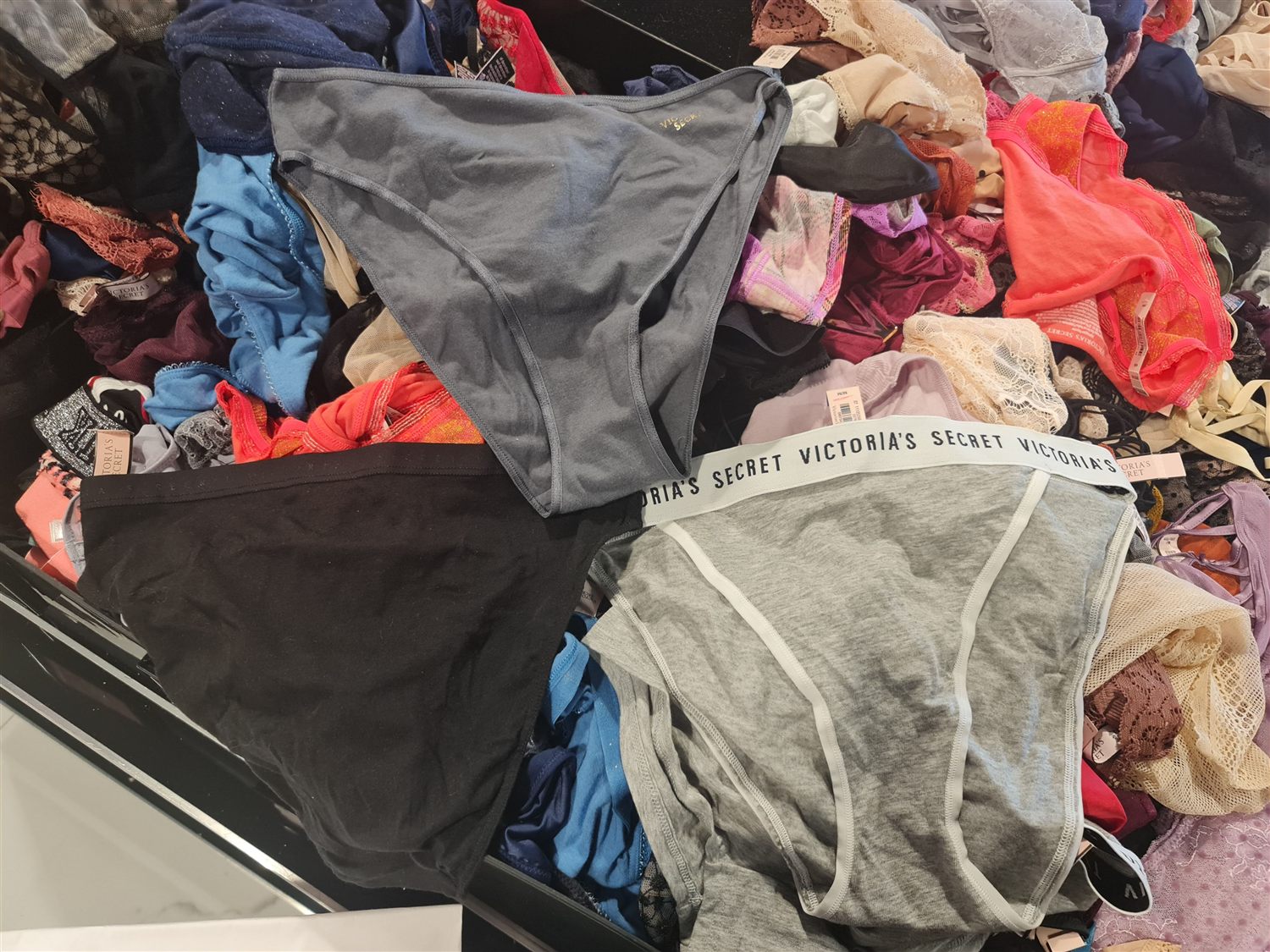 Exhibición de artículos en una tienda